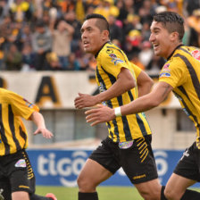 Luis Melgar (c) anot el primer gol en el triunfo de The Strongest sobre Nacional Potos ayer, en el estadio Rafael Mendoza Castelln, de Achumani.