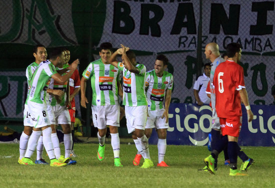 Una de las celebraciones del cuadro de Oriente Petrolero, en la que aparece el espaol Cuesta con la camiseta 6.