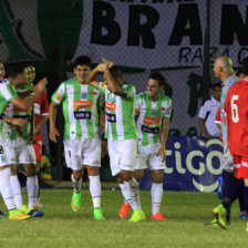 Una de las celebraciones del cuadro de Oriente Petrolero, en la que aparece el espaol Cuesta con la camiseta 6.