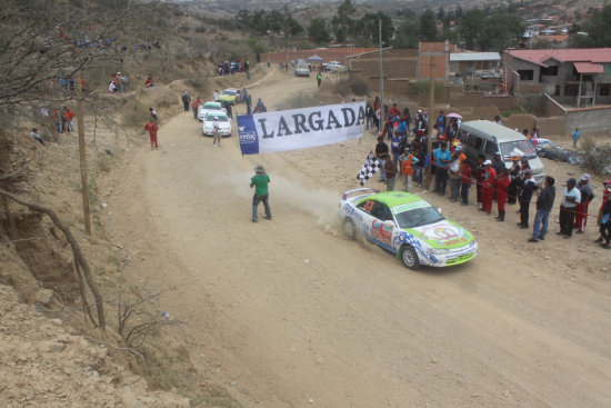 Lorgio Sandoval sali primero en la categora R-1B; abajo, Jos Luis Prez abandon en la categora R-2B Libre.