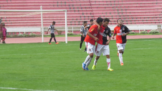 Juan Pablo Prez (i) festeja con sus compaeros el tercer gol de Fancesa sobre Atltico Sucre, ayer, en el estadio Patria.