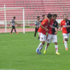 Juan Pablo Prez (i) festeja con sus compaeros el tercer gol de Fancesa sobre Atltico Sucre, ayer, en el estadio Patria.