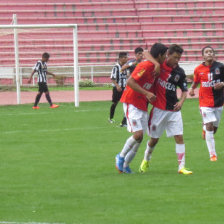 Juan Pablo Prez (i) festeja con sus compaeros el tercer gol de Fancesa sobre Atltico Sucre, ayer, en el estadio Patria.