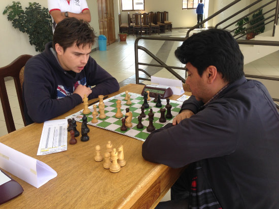 Jos Daniel Gemy y Ronald Campero juegan concentrados la partida final de ayer; abajo, los premiados al finalizar el torneo.