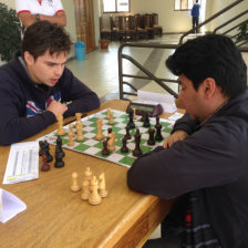 Jos Daniel Gemy y Ronald Campero juegan concentrados la partida final de ayer; abajo, los premiados al finalizar el torneo.