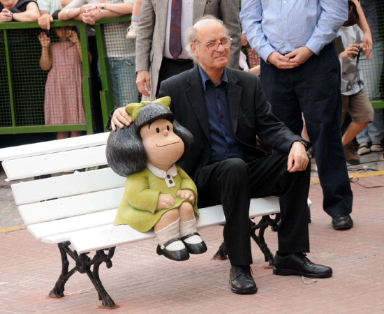 ENCUENTRO. La estatua del personaje de Mafalda y su creador, Quino.