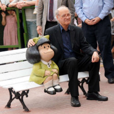 ENCUENTRO. La estatua del personaje de Mafalda y su creador, Quino.