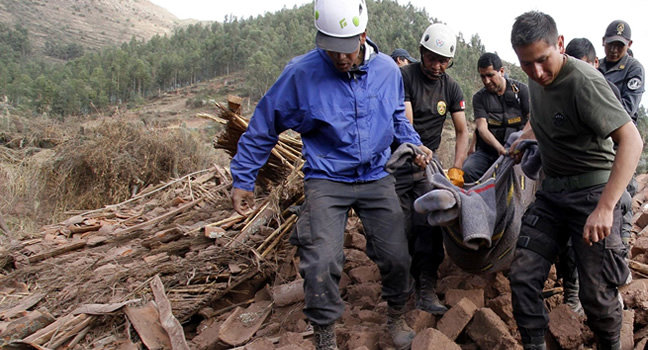 DESASTRE. Cuadrillas de rescate se desplegaron en la zona afectada.