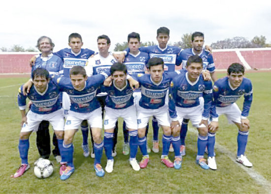 El subcampen del ftbol chuquisaqueo, posa minutos antes del partido de ayer, en Tarija, por la segunda fecha de la Copa Bolivia.