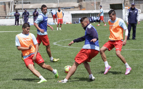 Tenorio har dupla con el Conejo Arce (d), frente a la U de Pando.