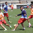 Tenorio har dupla con el Conejo Arce (d), frente a la U de Pando.