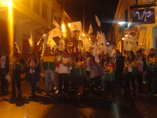 MARCHA. Los militantes y candidatos de UD recorren las calles de Sucre bajo el manto de una tnue lluvia sin Samuel Doria Medina ni Ernesto Surez.