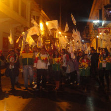 MARCHA. Los militantes y candidatos de UD recorren las calles de Sucre bajo el manto de una tnue lluvia sin Samuel Doria Medina ni Ernesto Surez.