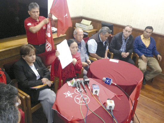 POSTURA. Los candidatos de PDC durante la conferencia de prensa que ofrecieron ayer.