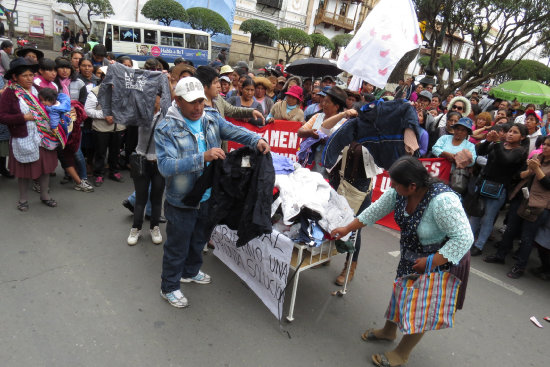 PROTESTA. Los comerciantes mostraron ayer en Sucre su mercadera, que dicen es de calidad.