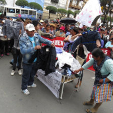 PROTESTA. Los comerciantes mostraron ayer en Sucre su mercadera, que dicen es de calidad.