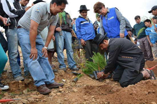 ACCIN. El gobernador Esteban Urquizu inici la campaa plantando el primer arbolito.