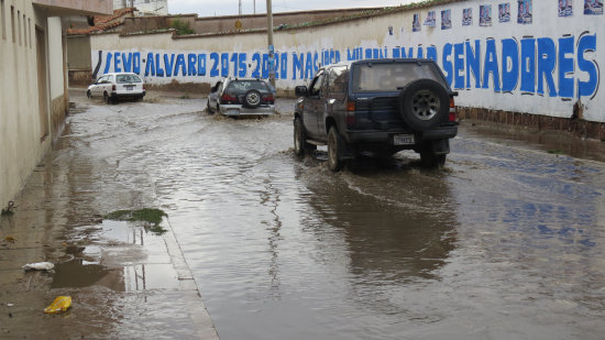 TAPONADO. Los desages de la calle Daniel Campos no funcionaron y causaron problemas.