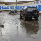 TAPONADO. Los desages de la calle Daniel Campos no funcionaron y causaron problemas.