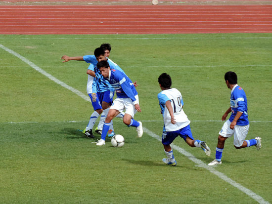 Un pasaje del partido jugado ayer entre Stormers y Escara, en el estadio IV Centenario, de Tarija.