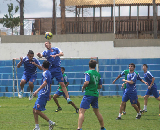 Los integrantes del cuadro estudiantil de Universitario cerraron prcticas ayer, mircoles, en la cancha de El Bosquecillo, en horario matinal.