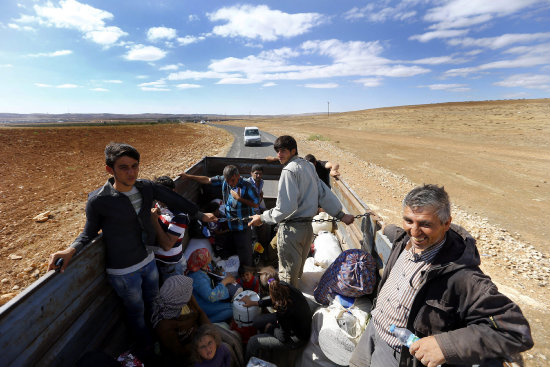 XODO. Varios refugiados sirios se dirigen en camin de la frontera turco-siria al distrito de Suruc, prximo a Sanliurfa (Turqua).