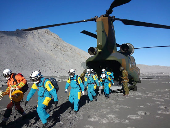 RESCATE. Miembros de la Polica mientras descienden de un helicptero CH-47.