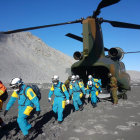 RESCATE. Miembros de la Polica mientras descienden de un helicptero CH-47.