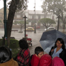 TEMPORAL. A mediodia del mircoles hubo una torrencial lluvia en el centro de la ciudad.