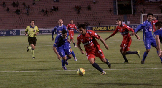 El delantero estudiantil Pastor Torrez (c) controla el baln en una jugada de ataque, anoche, en el partido entre Universitario y Sport Boys, jugado en el estadio Patria.