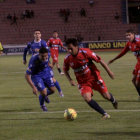 El delantero estudiantil Pastor Torrez (c) controla el baln en una jugada de ataque, anoche, en el partido entre Universitario y Sport Boys, jugado en el estadio Patria.