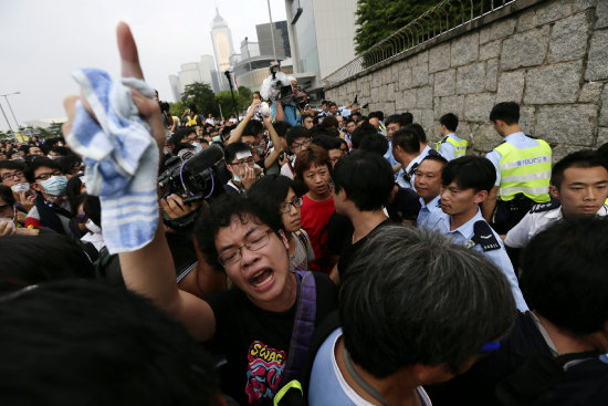 MANIFESTACIONES. Manifestantes protestan en los alrededores de las oficinas del Gobierno en Hong Kong (China).