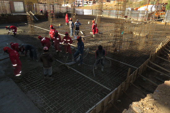 OBRA. Comenz el vaciado de losa fundamental para el megaedificio de la Polica.