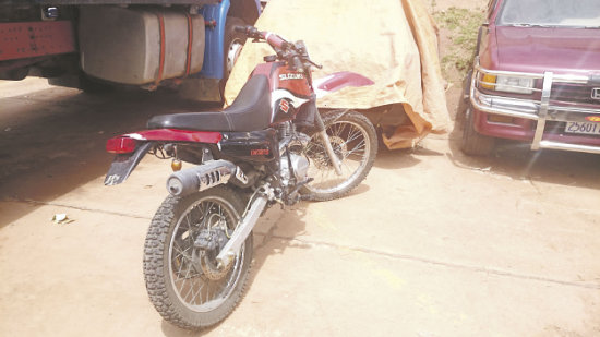 ROBO. En esta moto, dos sujetos robaron a una mujer sus pertenencias y luego huyeron.