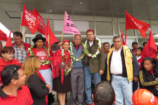 PRESENCIA. Tuto Quiroga y Tomasa Yarhui en el aeropuerto Juana Azurduy de Padilla con sus seguidores que esperaron varias horas.