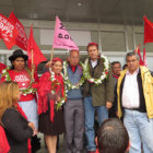 PRESENCIA. Tuto Quiroga y Tomasa Yarhui en el aeropuerto Juana Azurduy de Padilla con sus seguidores que esperaron varias horas.