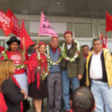 PRESENCIA. Tuto Quiroga y Tomasa Yarhui en el aeropuerto Juana Azurduy de Padilla con sus seguidores que esperaron varias horas.