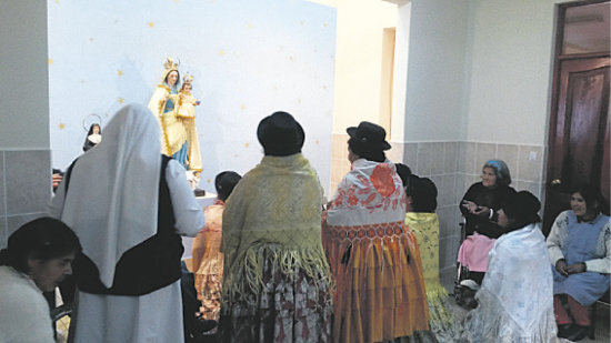 DEVOCIN. Los bailarines y trabajadores del hogar 25 de Mayo, a los pies de la Virgen de la Salud y Santa Mara Soledad.