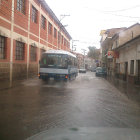 INUNDACIN. La calle Lemoine a la altura de la plaza del Inisterio se convierte en un ro cuando llueve copiosamente.