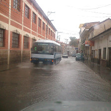 INUNDACIN. La calle Lemoine a la altura de la plaza del Inisterio se convierte en un ro cuando llueve copiosamente.