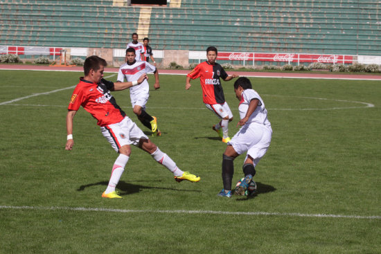 El campen chuquisaqueo gole ayer al Deportivo Alemn, en el partido que cerr la tercera fecha del torneo.