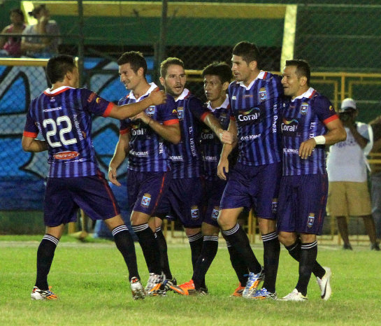 Los jugadores de la academia crucea celebran el triunfo que les dio el liderato del Torneo Apertura de la Liga.