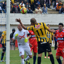 El paraguayo Ernesto Cristaldo no alcanza a cabecear la pelota hacia el arco de Universitario; al lado, Alan Loras (d) evita el ascenso de la ofensiva atigrada.