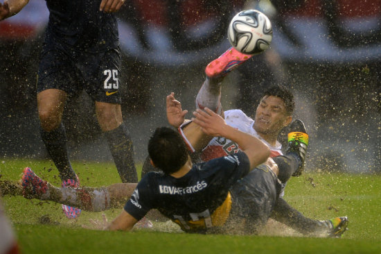 River Plate y Boca Juniors no se sacaron ventaja en un campo de juego anegado por la lluvia.