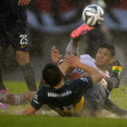 River Plate y Boca Juniors no se sacaron ventaja en un campo de juego anegado por la lluvia.