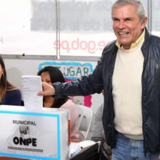 CANDIDATO. Luis Castaeda al momento de emitir su voto.