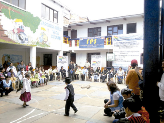 INAUGURACIN. Los nios bailan cueca.