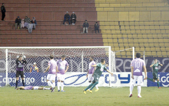 El partido entre lilas y yacuibeos se jug anoche en Potos.