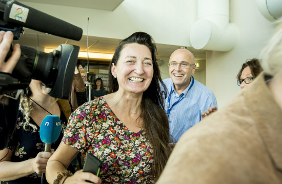 PREMIADA. La neurocientfica noruega May-Britt llega sonriente a la fiesta de celebracin.