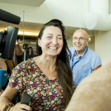 PREMIADA. La neurocientfica noruega May-Britt llega sonriente a la fiesta de celebracin.